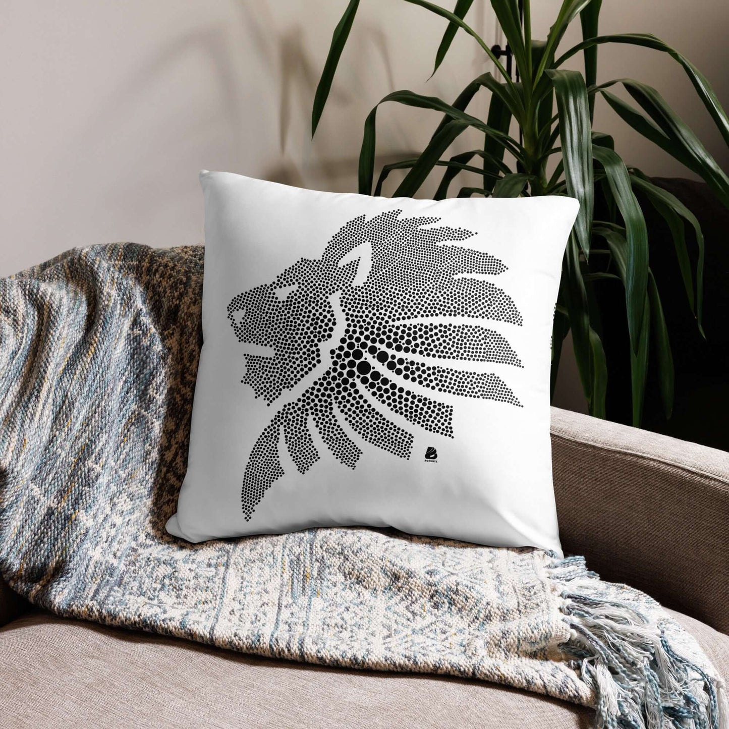 Decorative Basic-Kissen N°0 with a stylish lion print on a cozy sofa, ideal for home decor and afternoon naps.