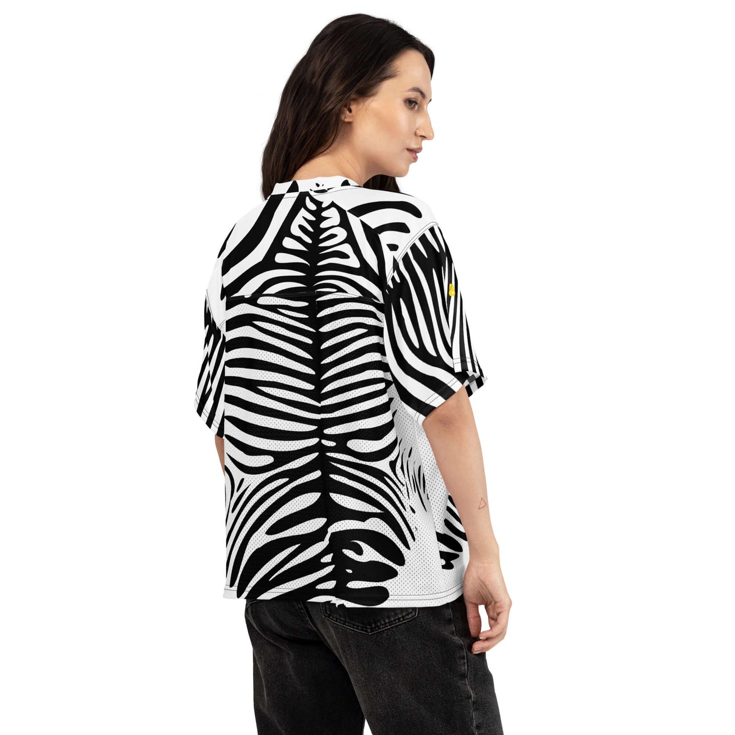 Person wearing Weit geschnittenes Football-Trikot with zebra pattern, breathable mesh fabric, and relaxed fit viewed from the back.