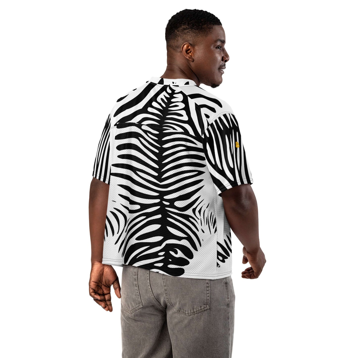Model wearing a zebra-patterned Weit geschnittenes Football-Trikot with breathable fabric and relaxed fit.