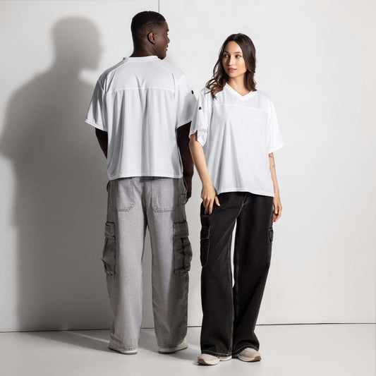 Models wearing Weit geschnittenes Football-Trikot with breathable, moisture-wicking fabric and relaxed fit, suitable for sports and street style.