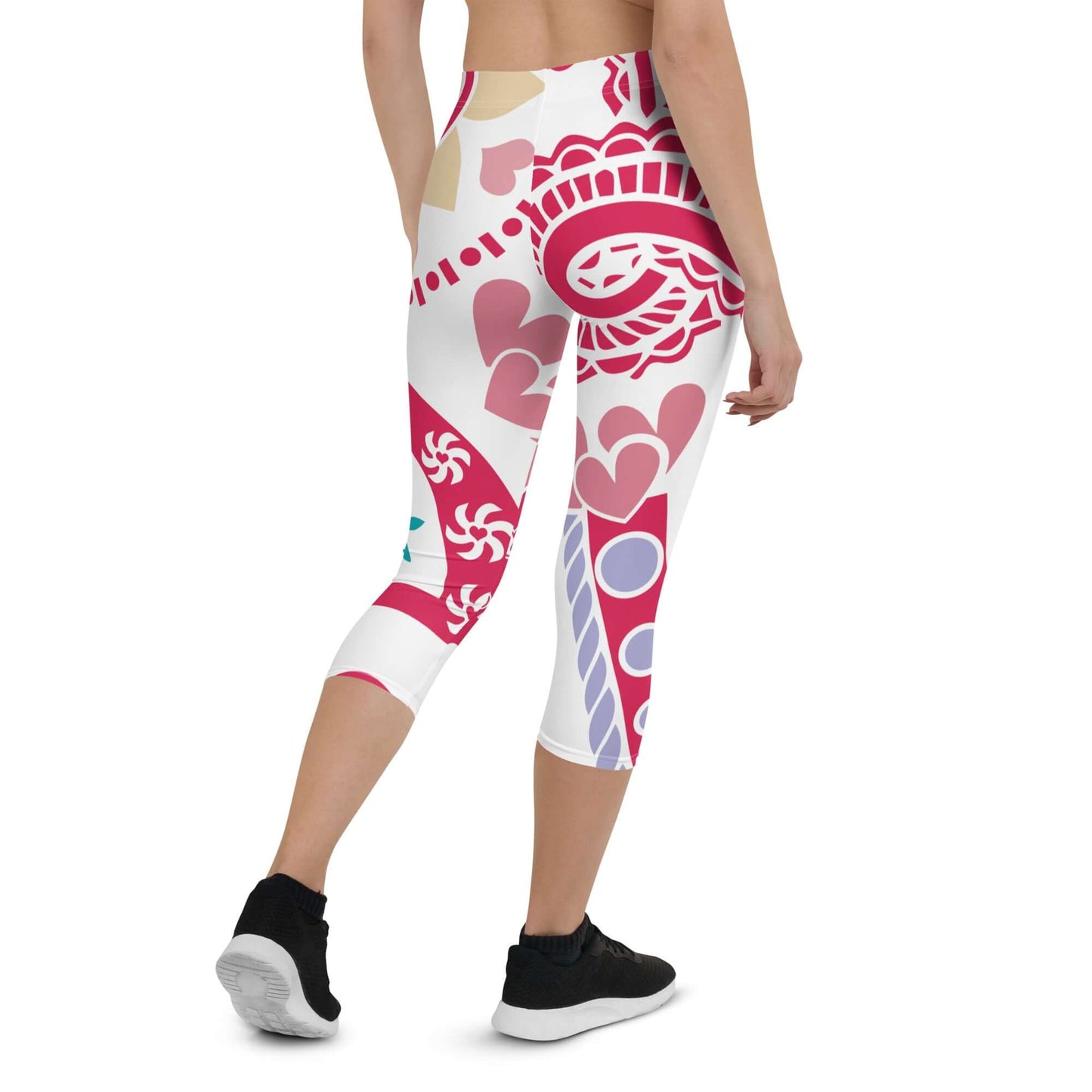 Model wearing Capri-Leggings N°4 with colorful abstract print, showcasing the stretchy and comfortable fit.