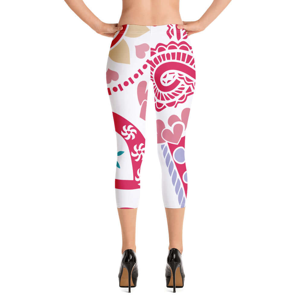 Model wearing Capri-Leggings N°4 with colorful abstract pattern, showing back design. Super soft, UV-protected, four-way stretch fabric.
