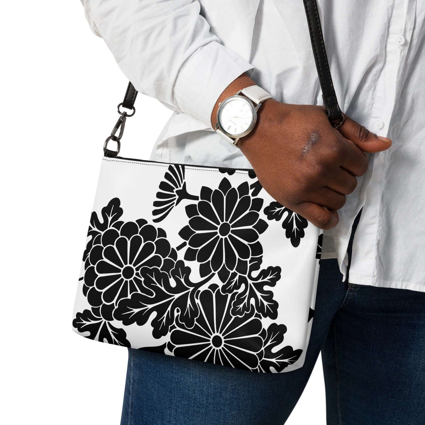 Umhängetasche N°1 featuring floral design held by a person, showcasing style and convenience with detachable strap and secure storage.