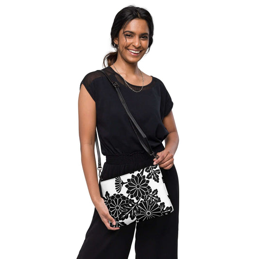 Woman wearing Umhängetasche N°1 with floral design and black outfit, showcasing versatile crossbody and shoulder strap options.