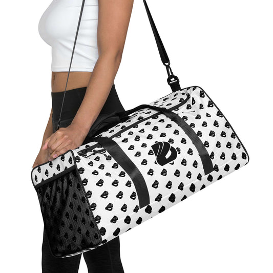 Person carrying stylish Weekender N°30 duffel bag with adjustable shoulder straps, ideal for travel and daily use.
