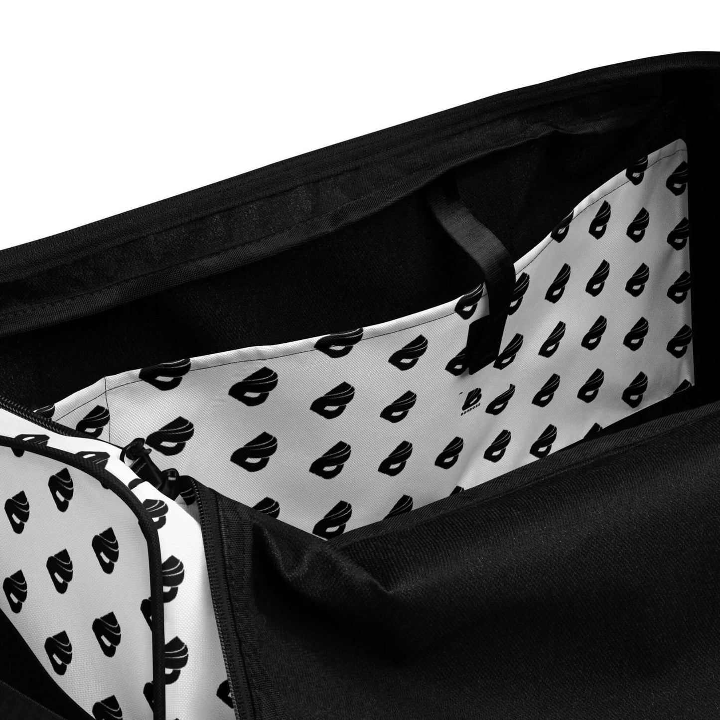 Interior view of Weekender N°30 showcasing spacious pockets and zipper compartment for travel organization and security.