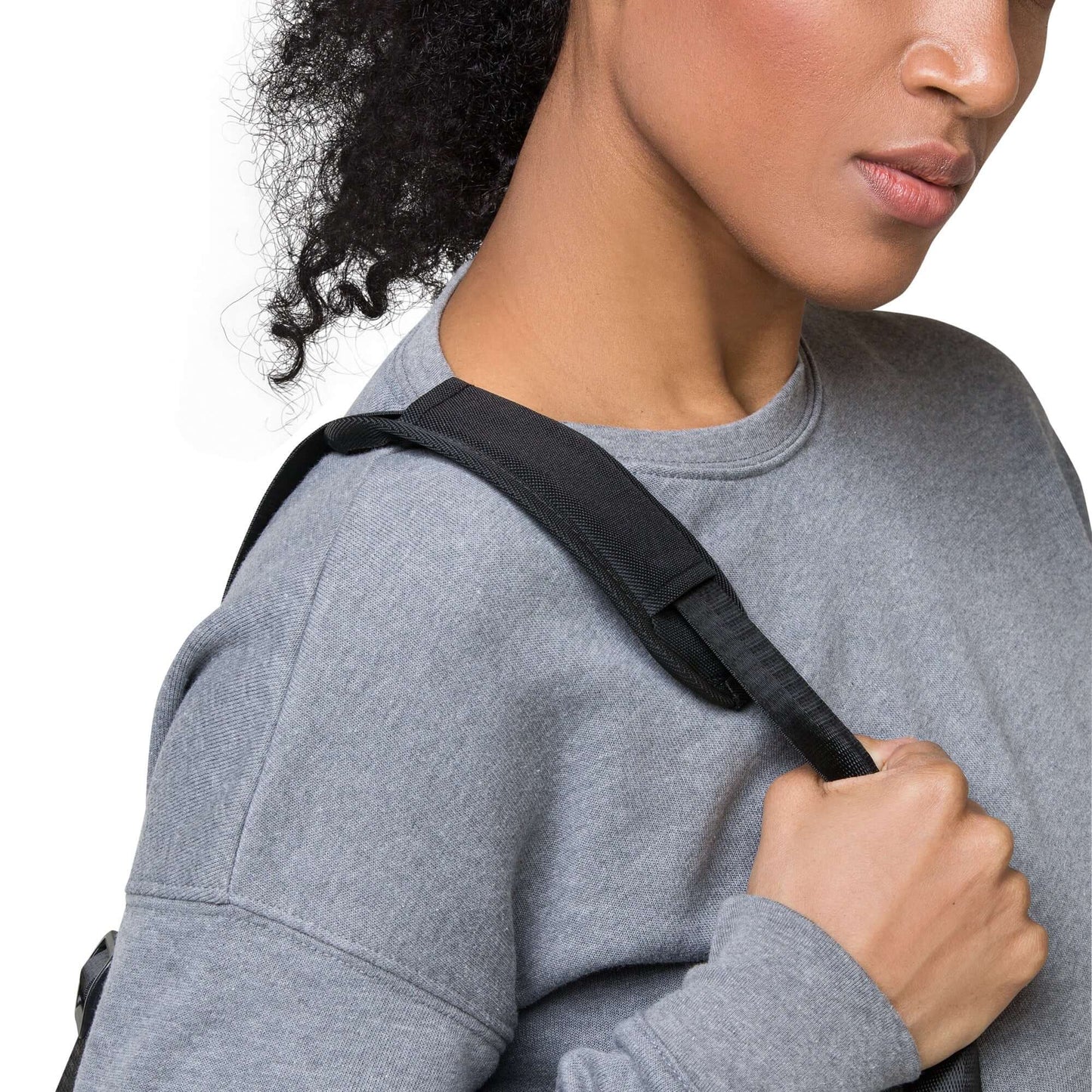 Person carrying Weekender N°29 with adjustable padded shoulder strap, ideal for travel, daily use, and gym. Stylish and practical design.