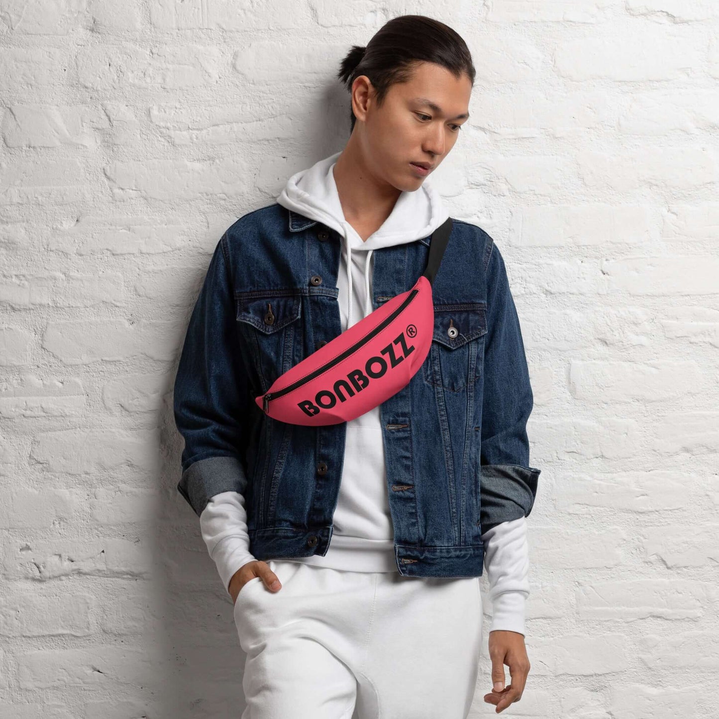 Person wearing Gürteltasche N°29, a sleek adjustable waist bag, perfect for travel and festivals, with a dark denim jacket and white outfit.