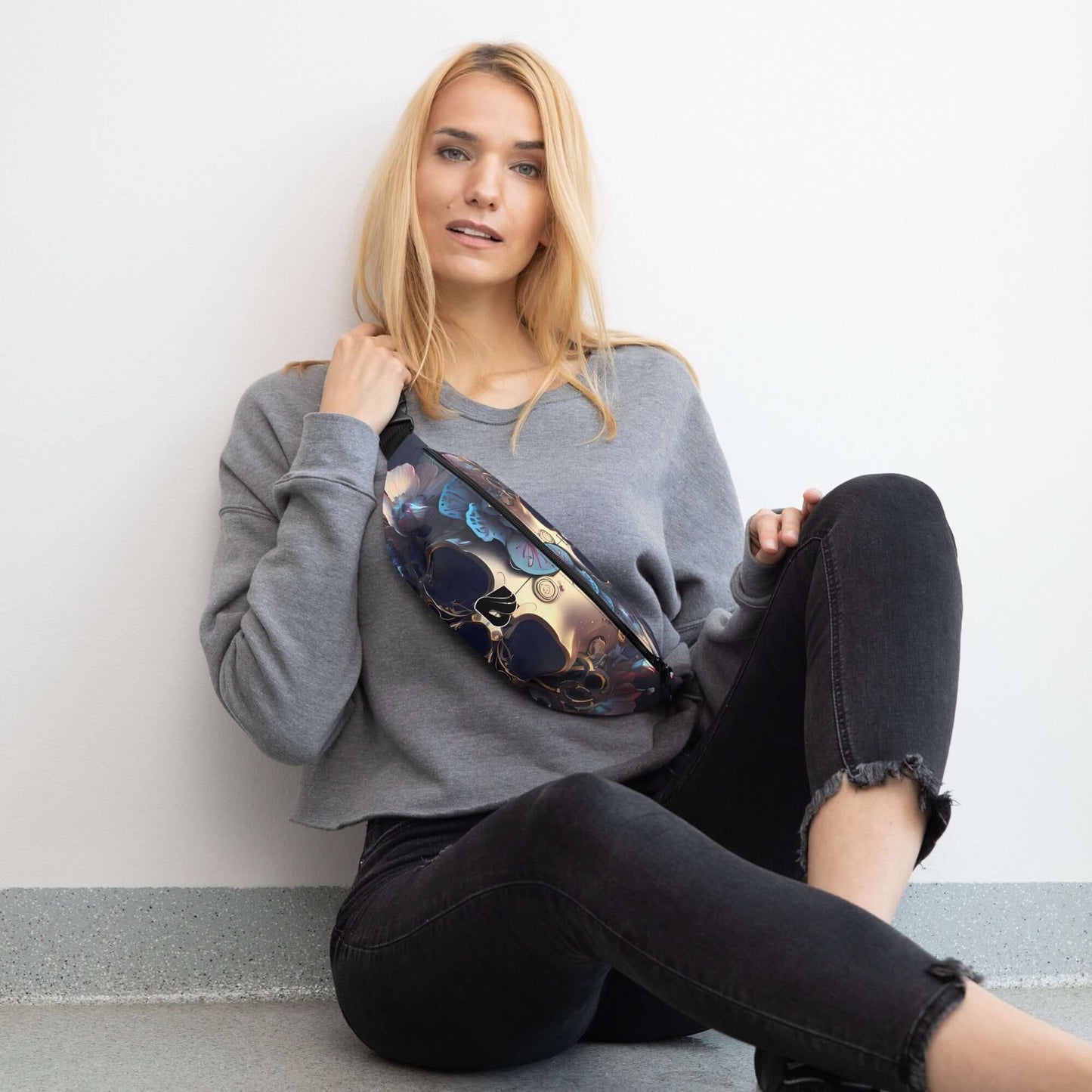Woman wearing Gürteltasche N°33 with adjustable strap, perfect for travel or festivals, featuring front pocket and casual style.