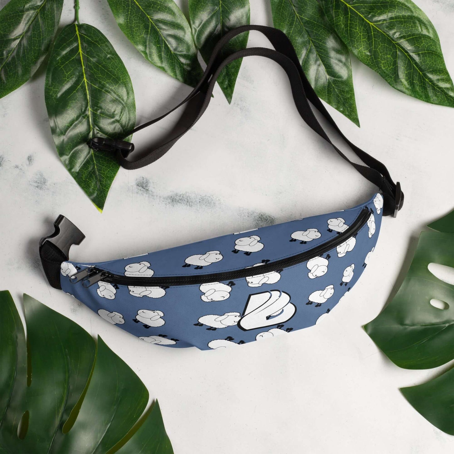 Gürteltasche N°32 auf tropischem Hintergrund mit verstellbarem Riemen und Cloud-Muster, ideal für Reisen und Festivals