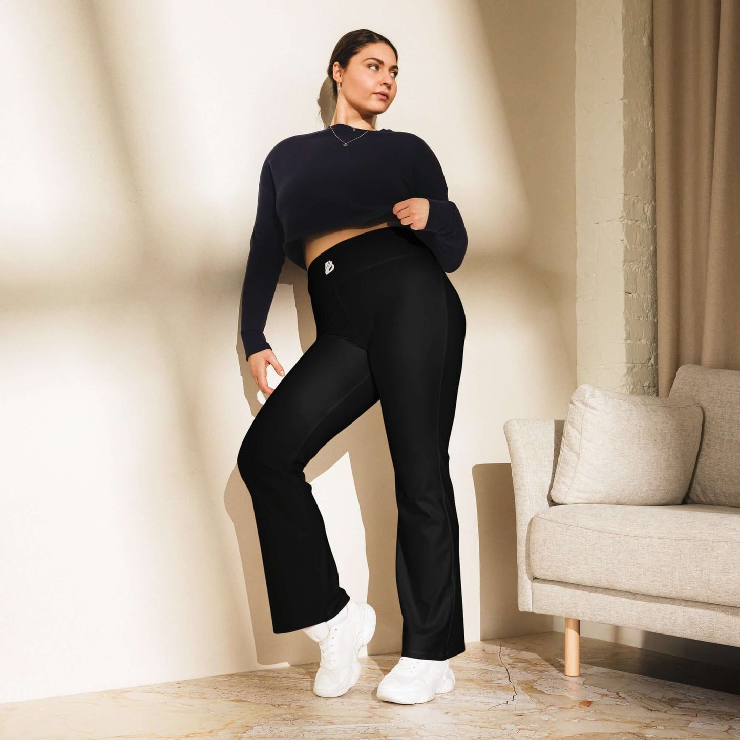Trendige Leggings mit Schlag, hoher Taille und bequemem Schnitt, ideal für Fitness und stylische Outfits.