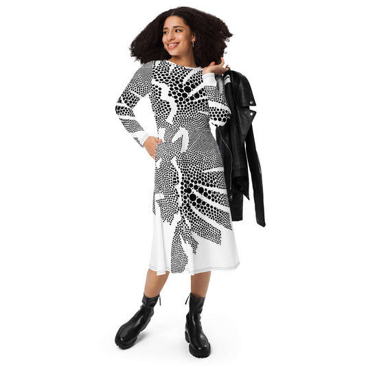 Langärmliges Midikleid mit Allover-Druck N°4, Modell trägt Kleid mit Taschen, feminin und bequem, betont Taille und Silhouette.