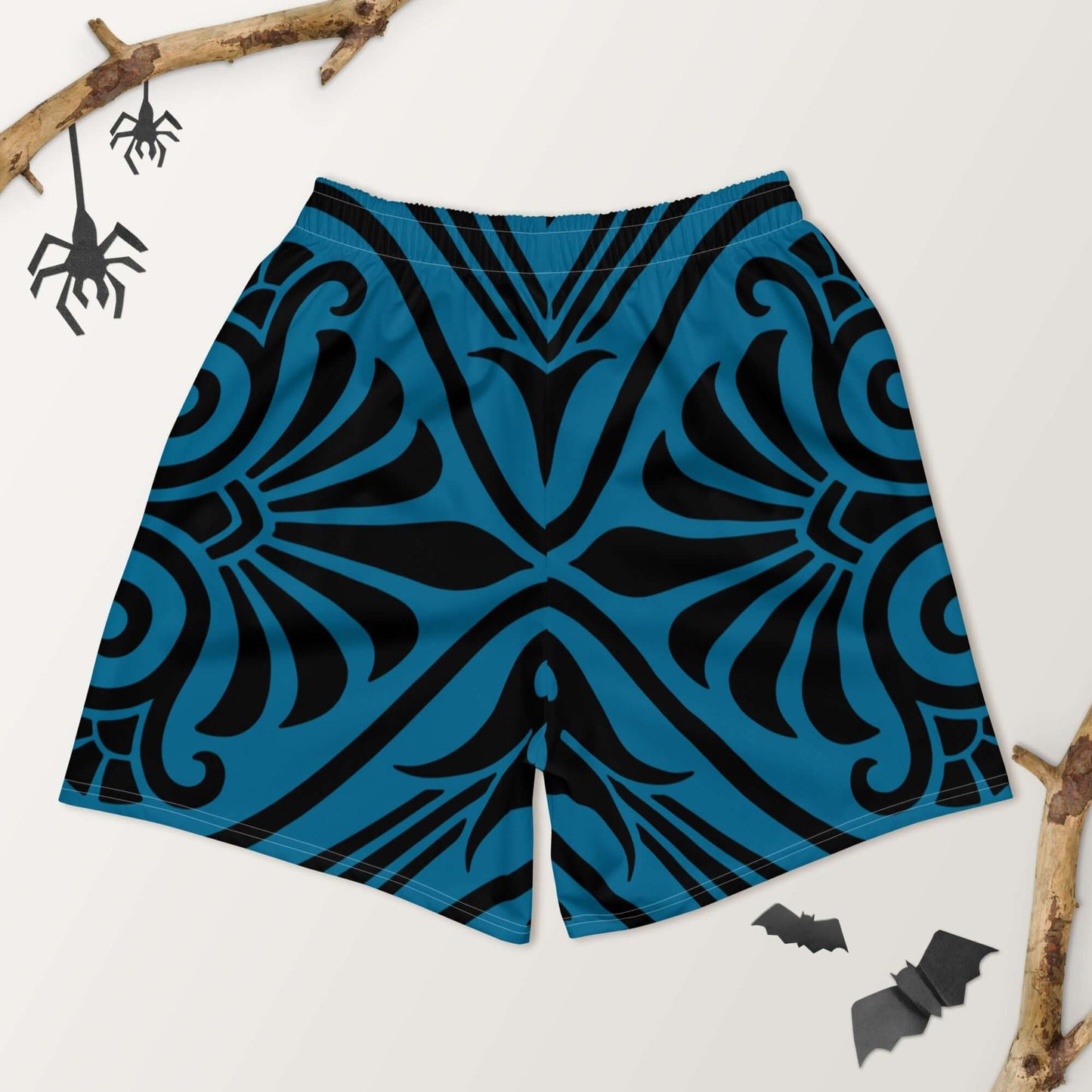 Recycelte Sport-Shorts für Herren N°2 in schwarz-blauem Design mit abstraktem Muster auf einem Dekor mit Halloween-Motiven.