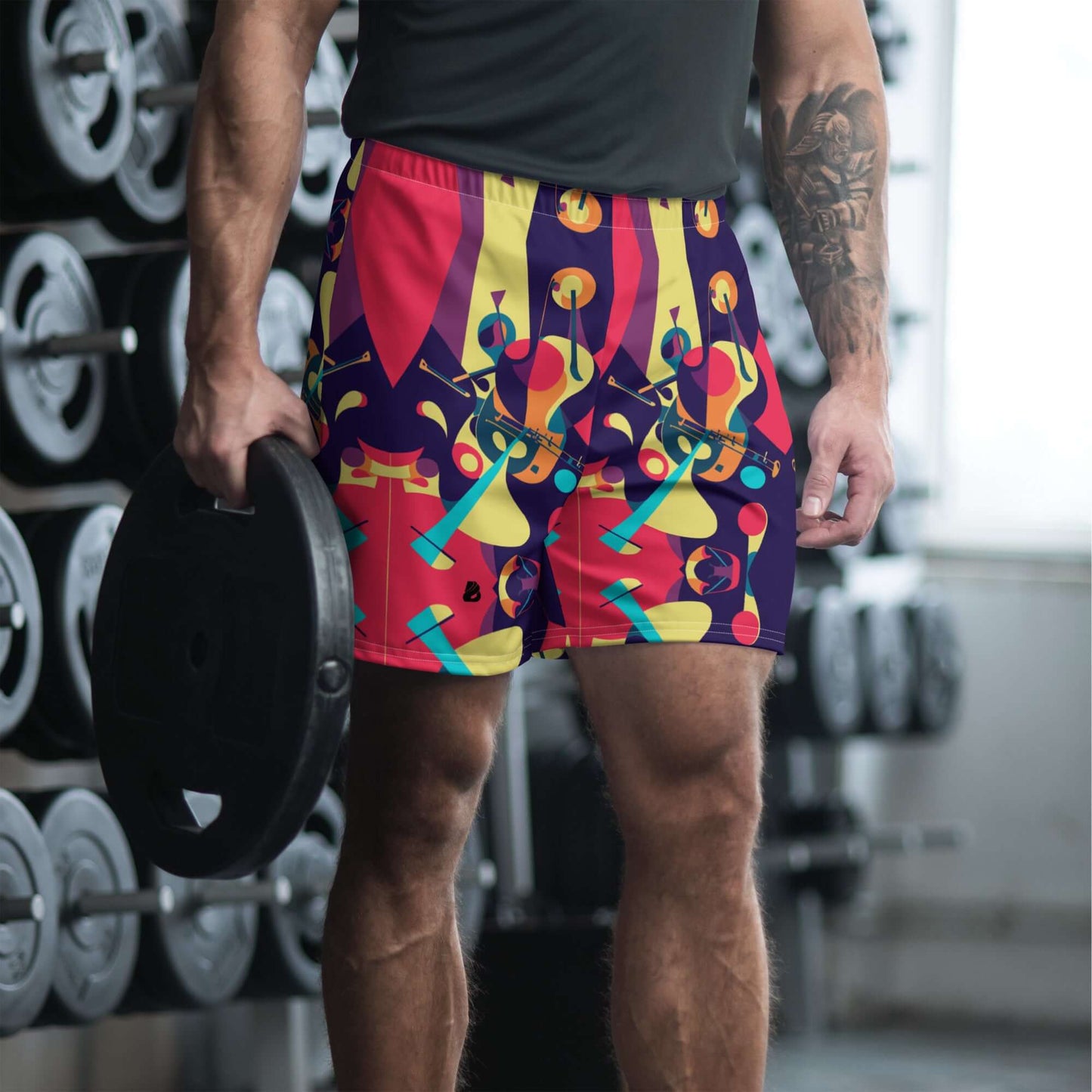 Man wearing Recycelte Sport-Shorts für Herren N°3 lifting weights in gym
