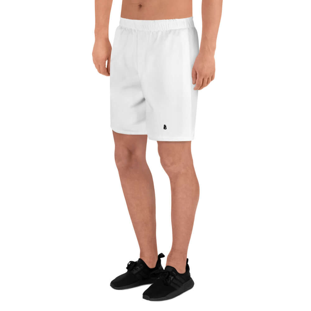 Mann trägt Recycelte Sport-Shorts für Herren N°1 mit Vier-Wege-Stretch, ideal zum Laufen, Schwimmen und Fitnesstraining.