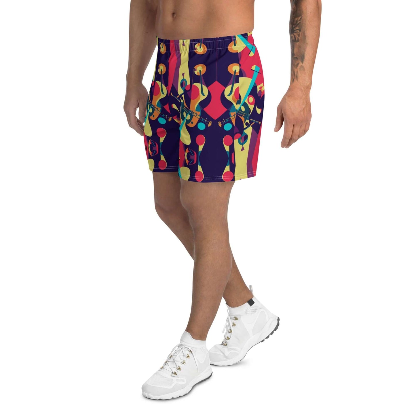 Recycelte Sport-Shorts für Herren N°3 mit buntem Design, ideal für Fitness, Laufen oder Schwimmen. Herren-Mode Sportbekleidung.