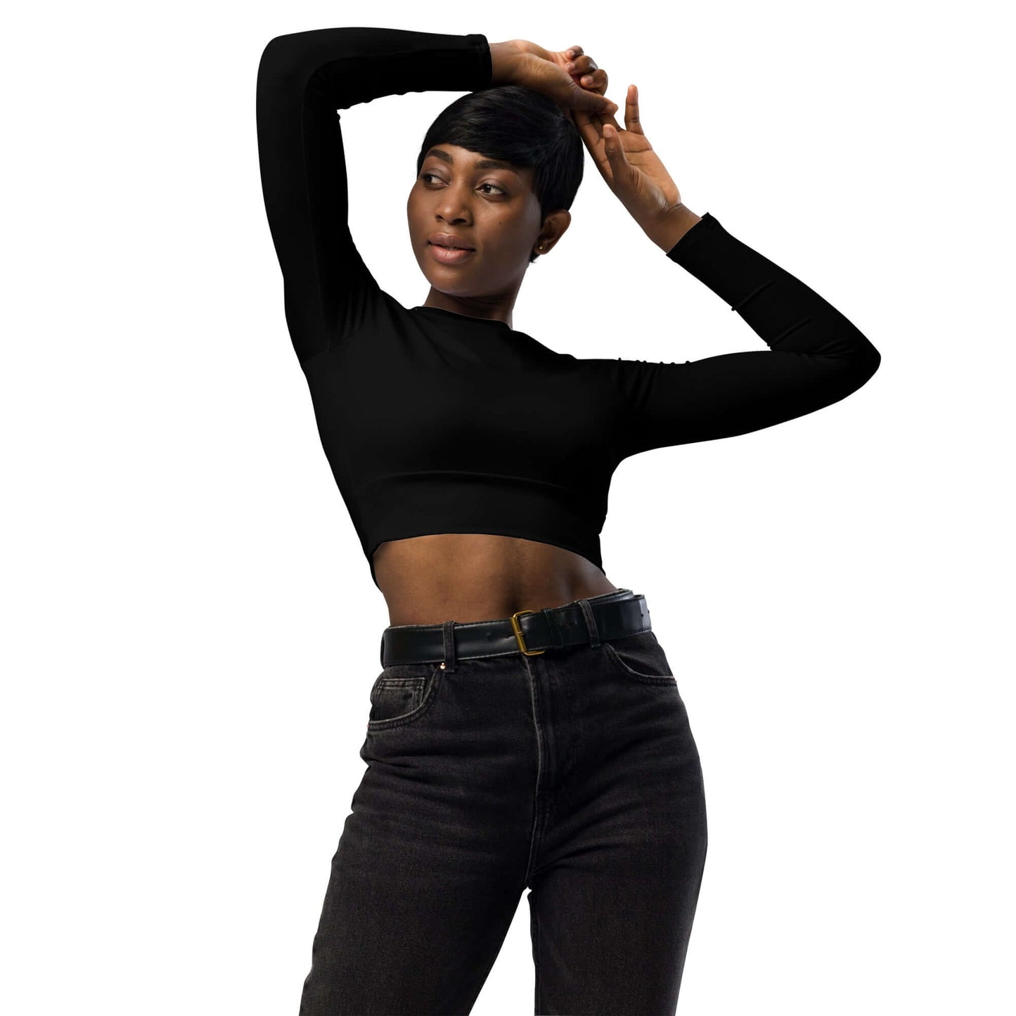 Recyceltes Langarm Crop Top mit Allover-Druck N°3 model wearing black long sleeve crop top against white background.