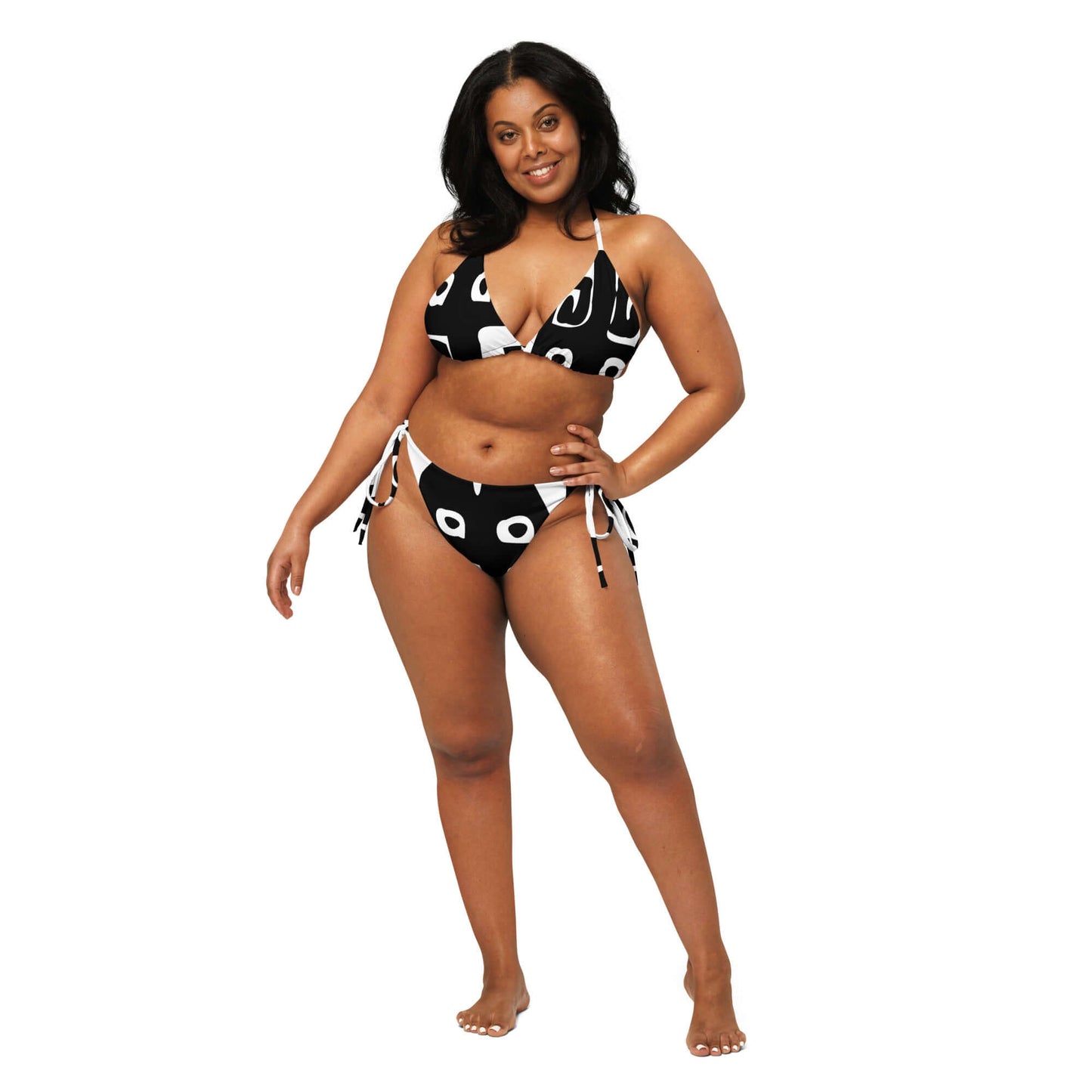 Recycelter Schnürbikini N°0 aus recyceltem Polyester mit Allover-Druck, weichem Material und UPF 50+, modelliert von einer Frau am Strand.