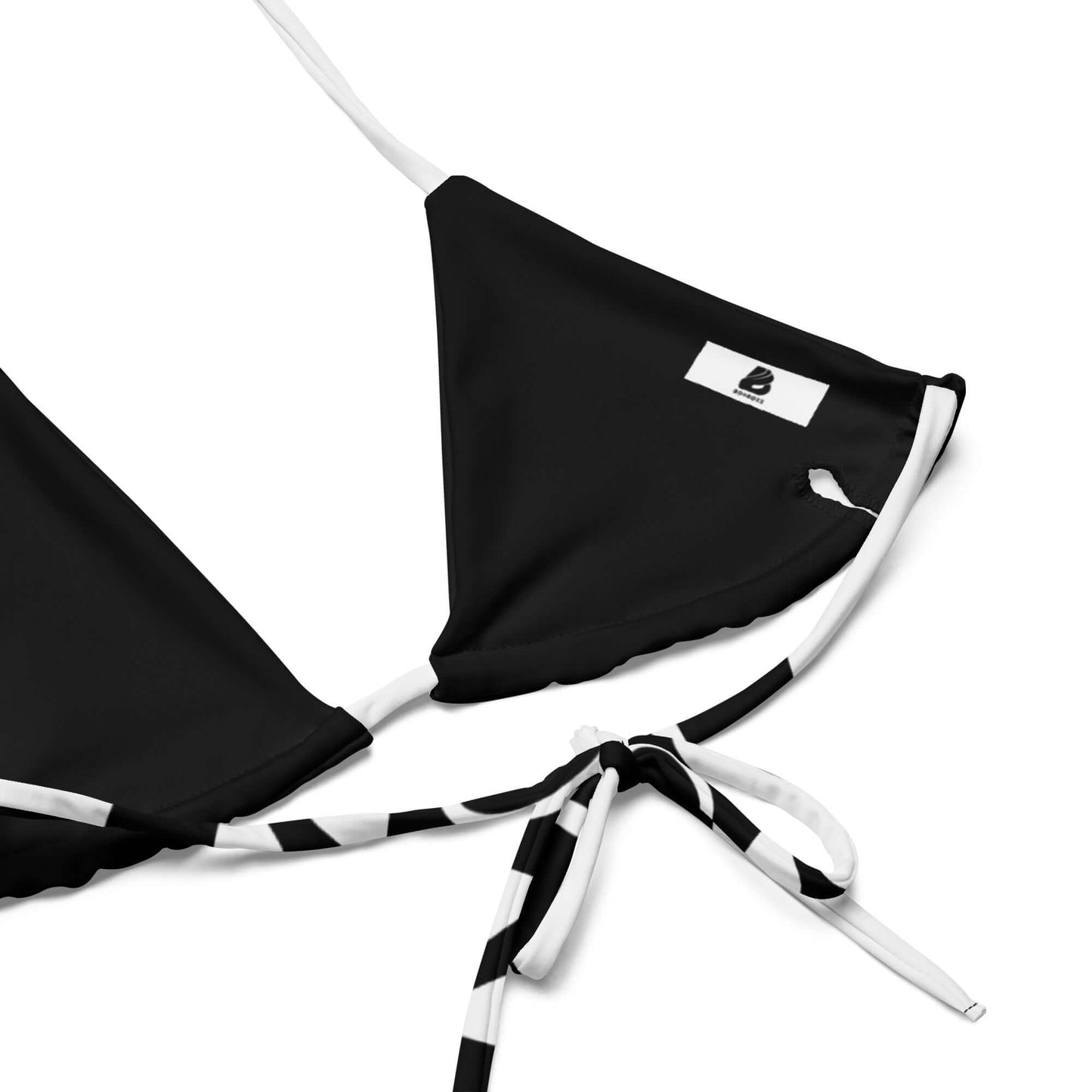 Recycelter Schnürbikini N°0 in schwarz mit Streifenbändern, hergestellt aus weichem recyceltem Polyester, mit herausnehmbarer Polsterung.
