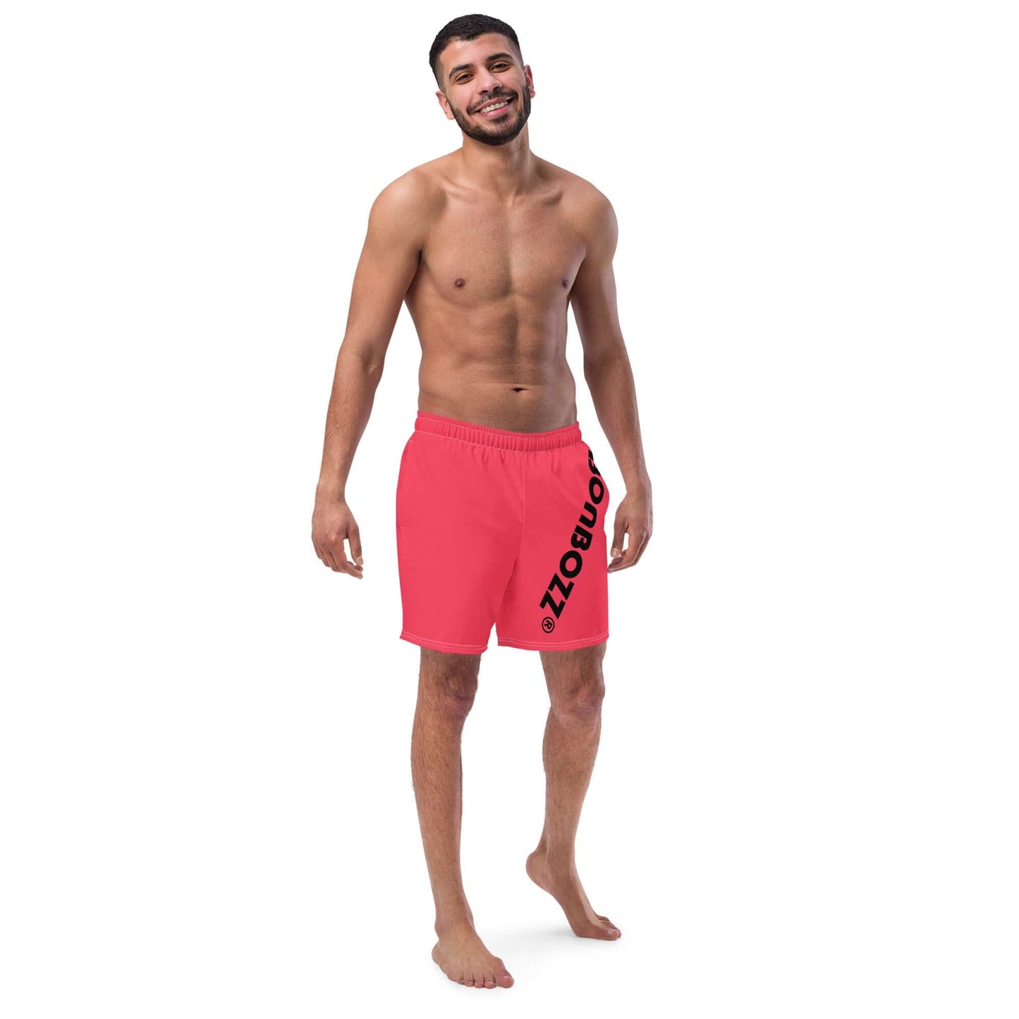 Mann trägt Herren-Badehosen N°13 in Rot, ideal für Sommer, schnelltrocknend und atmungsaktiv, mit Taschen und seidigem Innenfutter.