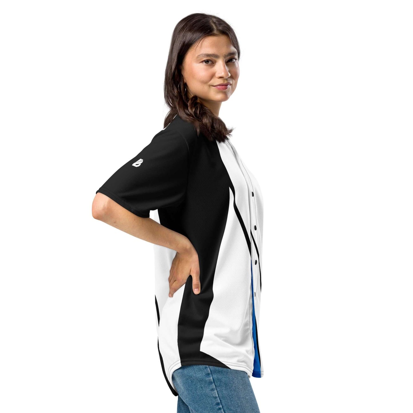 Recyceltes Baseball-Trikot N°0, stilvolles Sporttrikot aus 100 % recyceltem Polyester, getragen von Model in Jeans mit LSF 50+ Schutz.