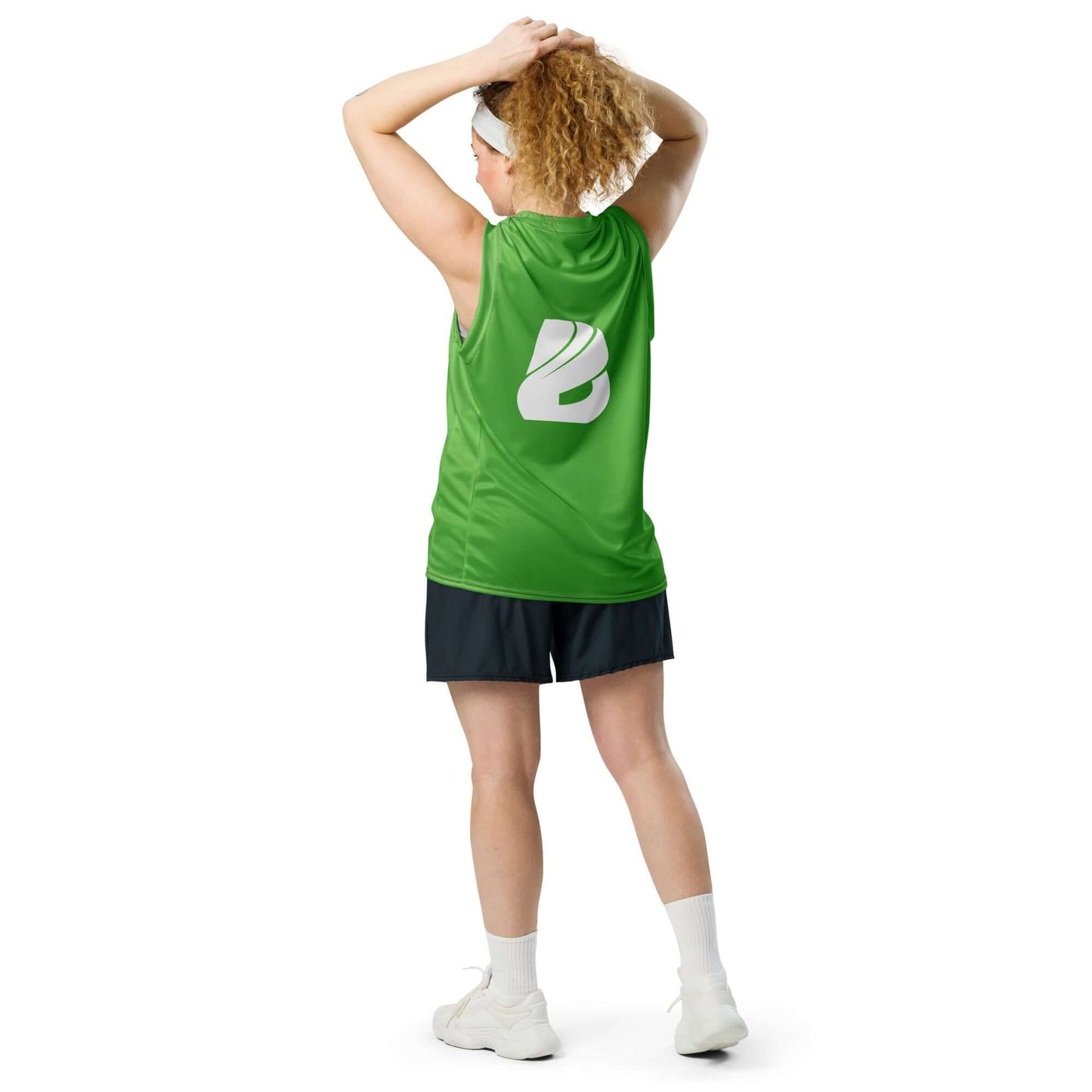 Recyceltes Unisex-Basketballtrikot N°2 in grün, getragen von einer Person, Rückansicht, sportlicher Look auf und neben dem Spielfeld.