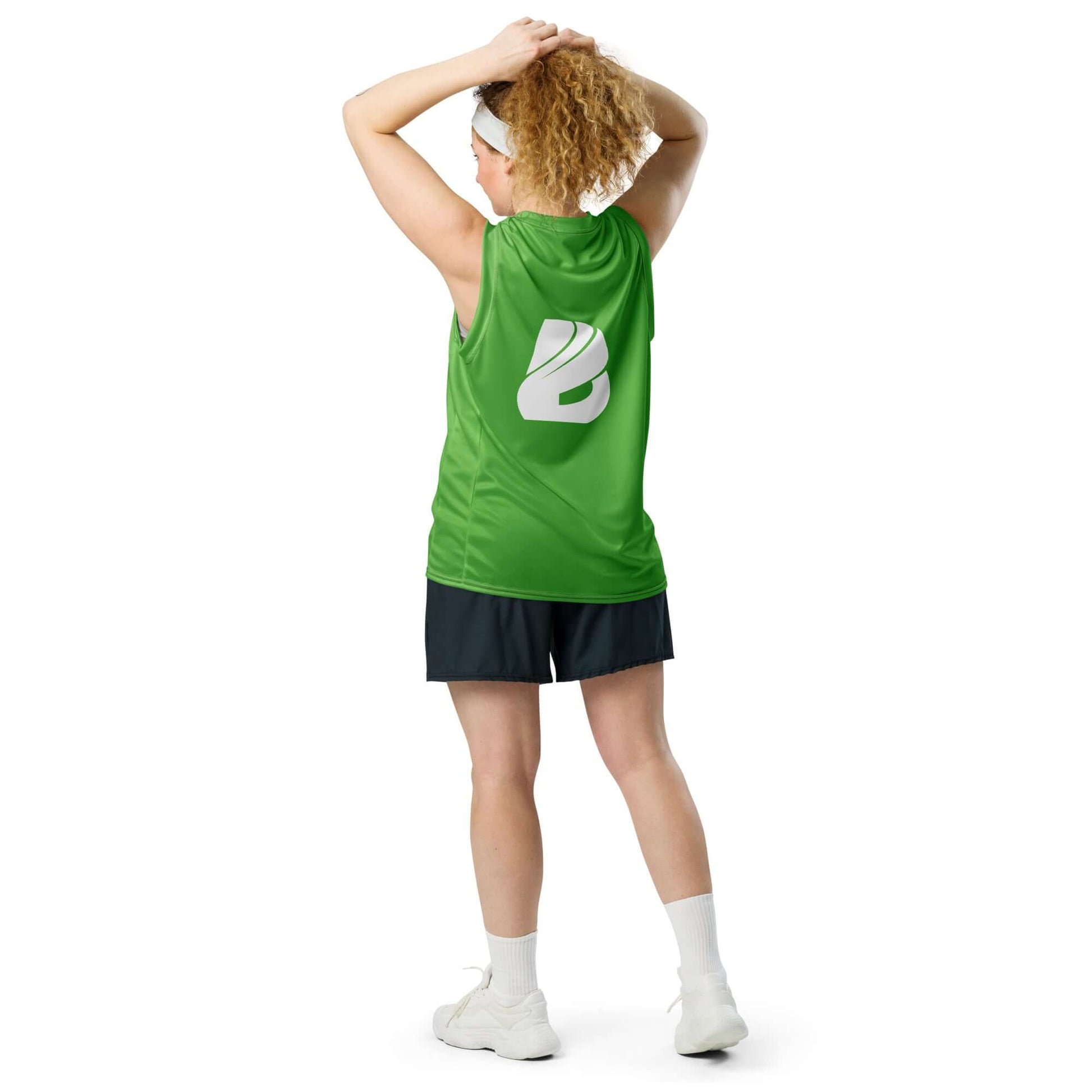 Recyceltes Unisex-Basketballtrikot N°2 in grün, getragen von einer Person, Rückansicht, sportlicher Look auf und neben dem Spielfeld.