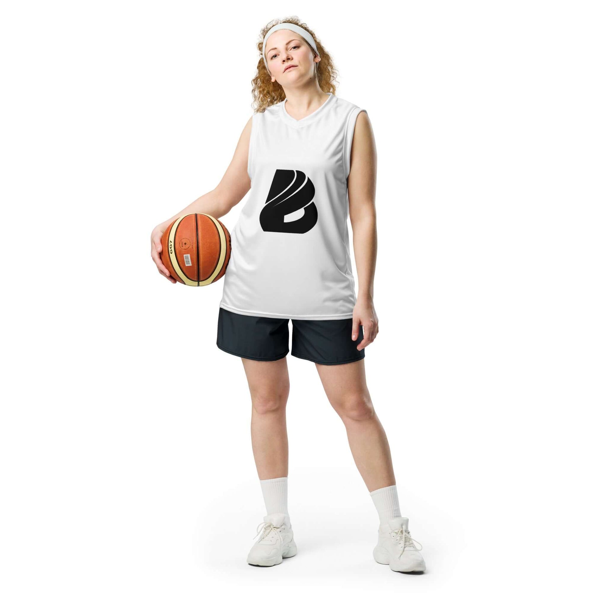 Person wearing Recyceltes Unisex-Basketballtrikot N°0 holding a basketball, showcasing eco-friendly sportswear for streetwear style.