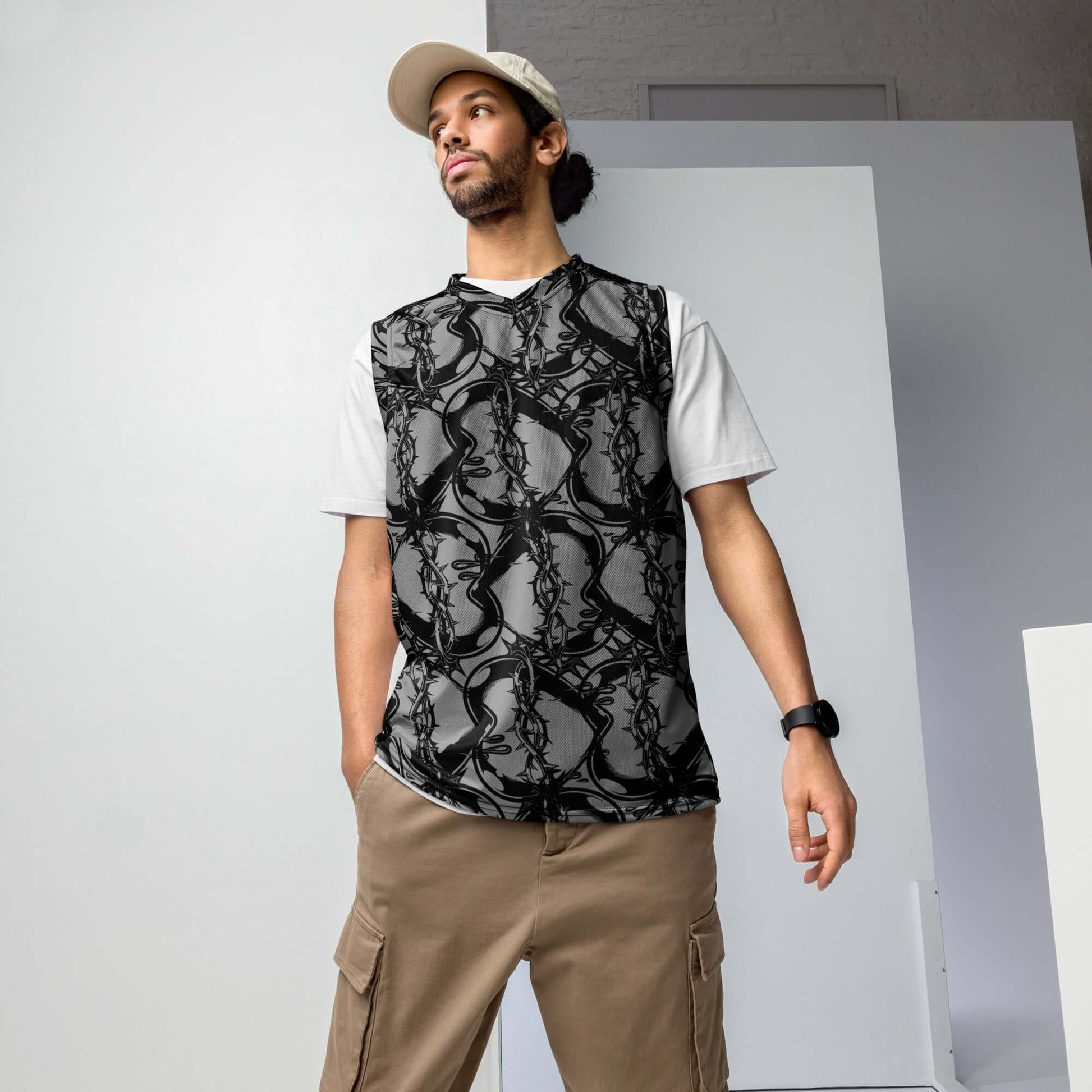 Person wearing Recyceltes Unisex-Basketballtrikot N°1 in a stylish streetwear look.