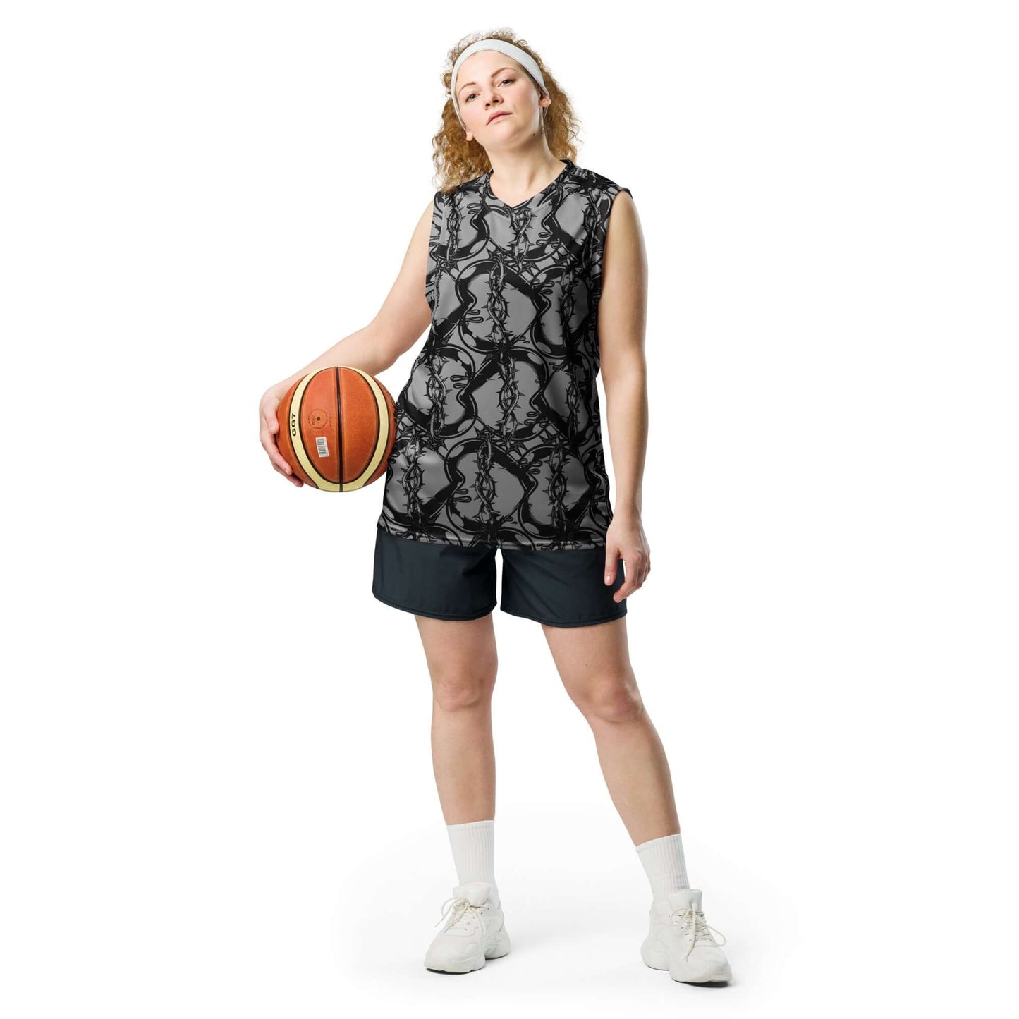 Person wearing Recyceltes Unisex-Basketballtrikot N°1 with a basketball