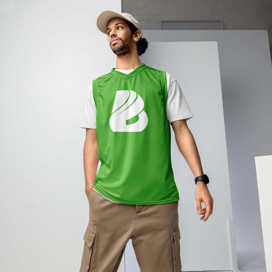Person wearing Recyceltes Unisex-Basketballtrikot N°2 in green, styled for streetwear with cargo pants and cap indoors.
