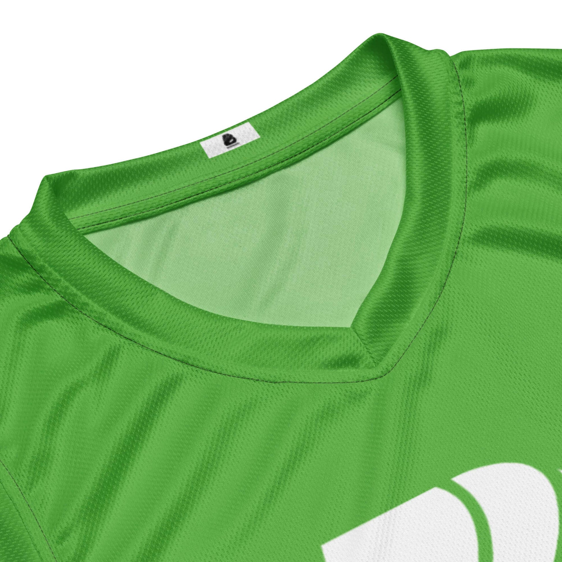 Recyceltes Unisex-Basketballtrikot N°2 in leuchtendem Grün mit atmungsaktivem, recyceltem Polyesterstoff für Komfort und Stil auf und neben dem Spielfeld.