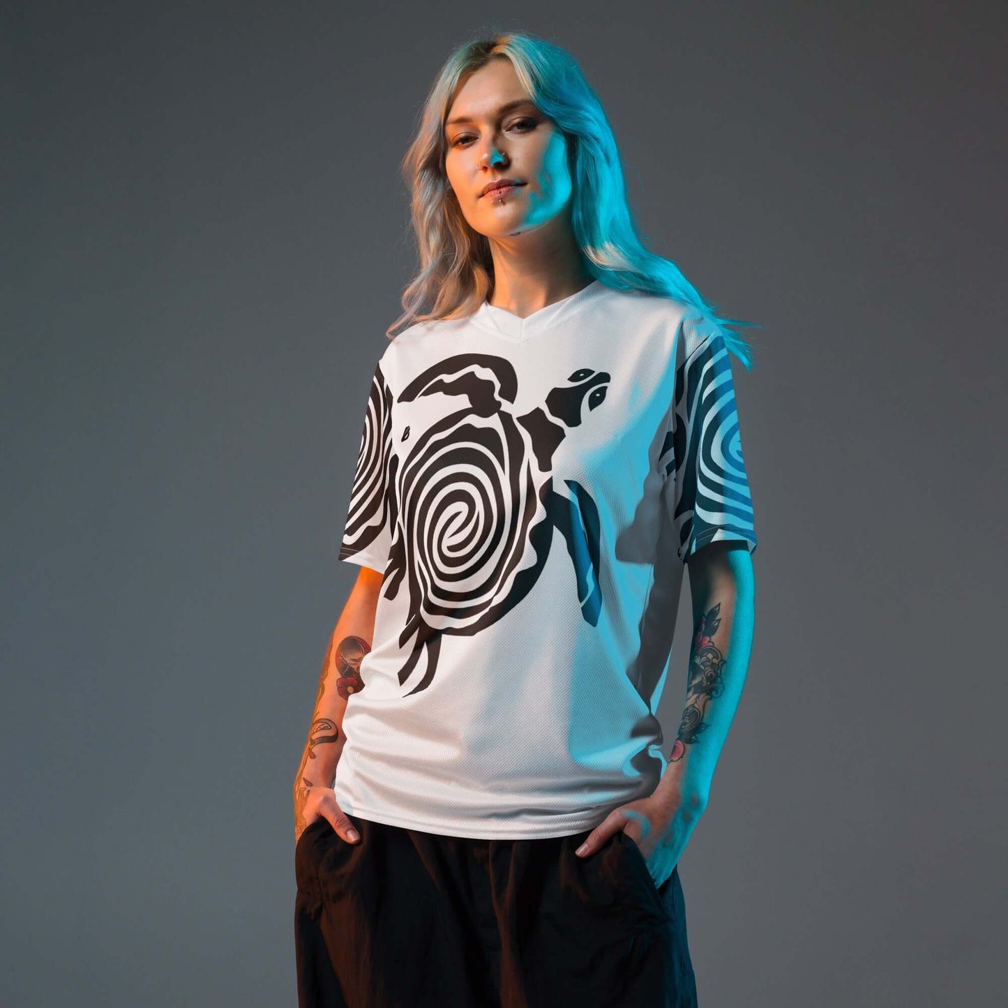 Recyceltes Unisex-Trikot mit Allover-Druck N°0, atmungsaktiv und feuchtigkeitsabsorbierend, getragen von weiblichem Model.