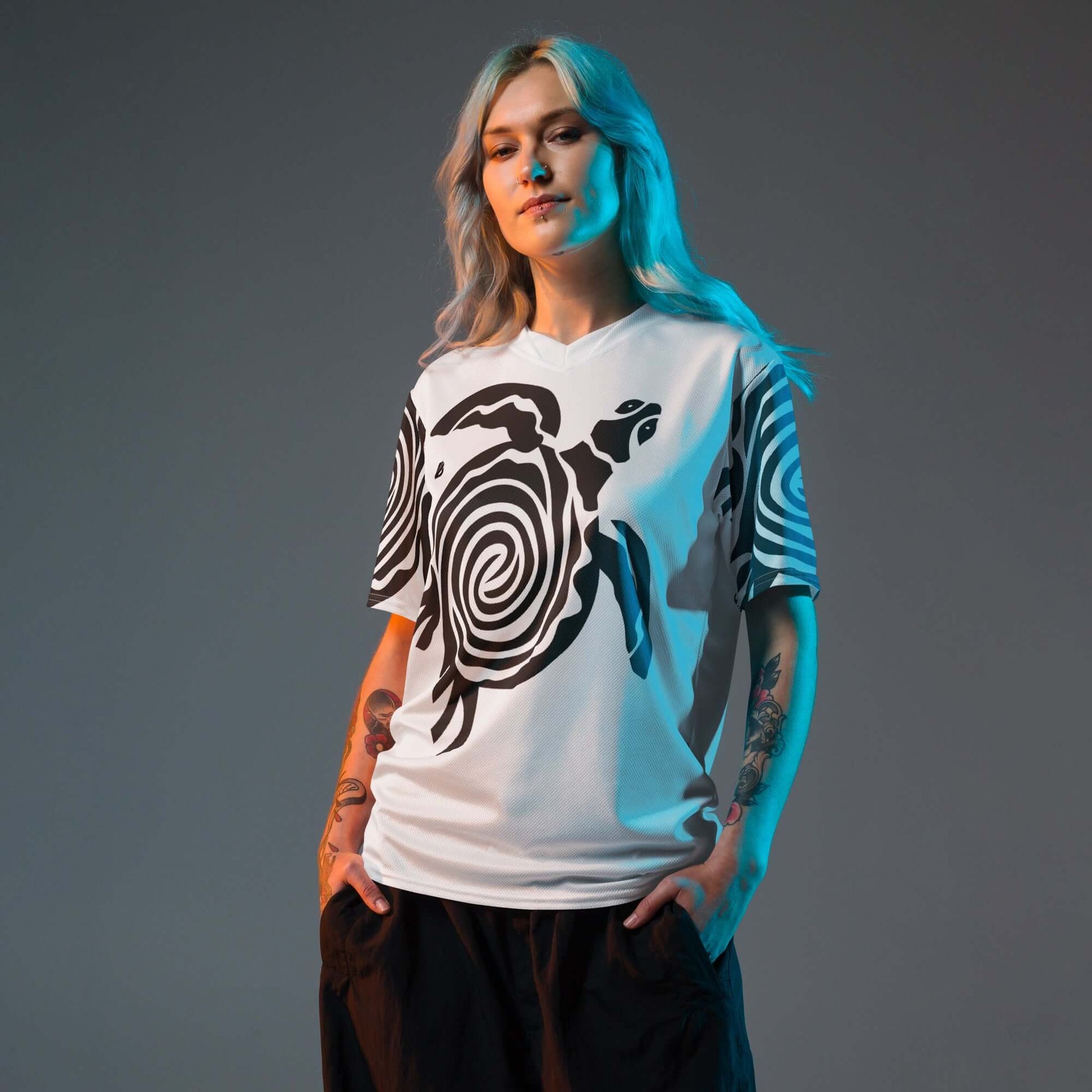 Recyceltes Unisex-Trikot mit Allover-Druck N°0, atmungsaktiv und feuchtigkeitsabsorbierend, getragen von weiblichem Model.