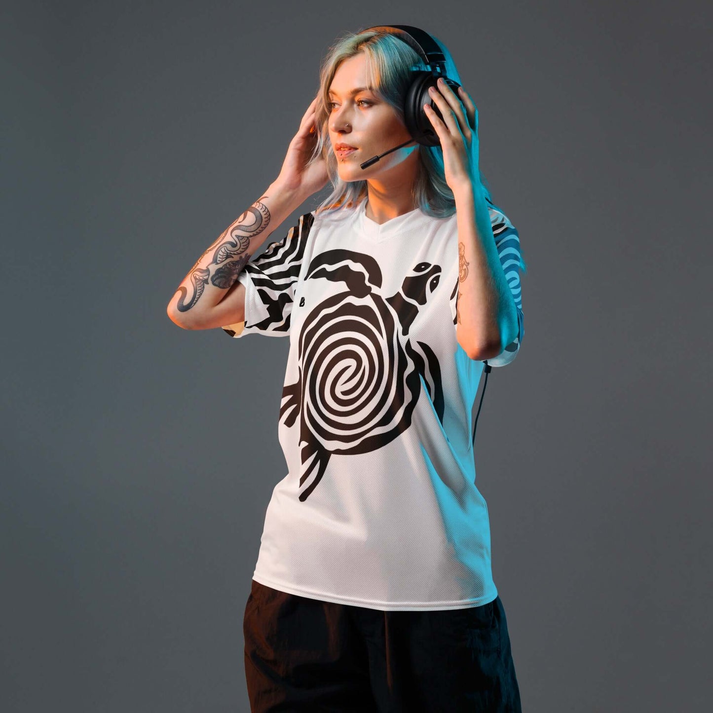 Person wearing Recyceltes Unisex-Trikot mit Allover-Druck N°0, featuring breathable recycled polyester, moisture-wicking, and two-way stretch.