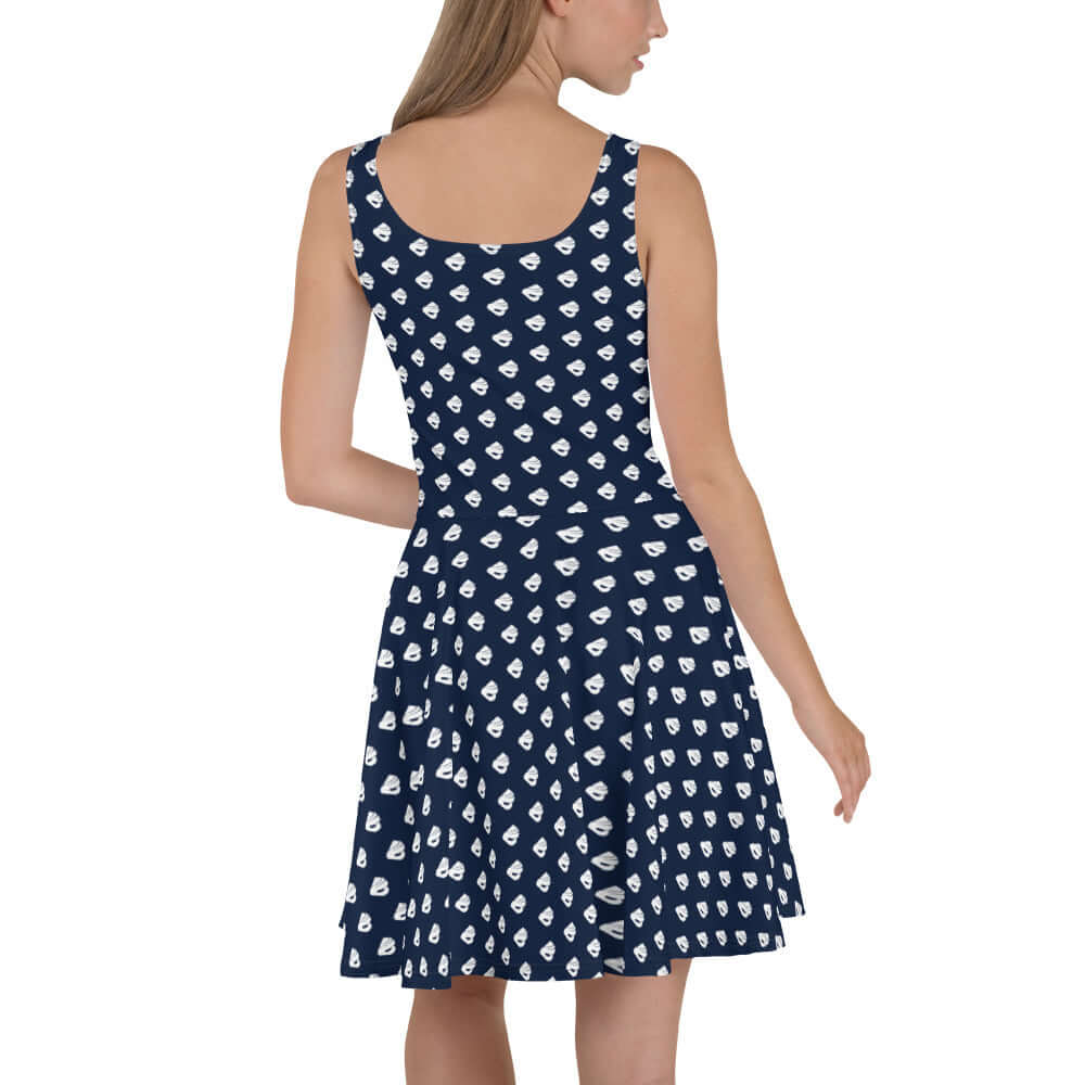 Model wearing Skater-Kleid N°10, sleeveless with flared skirt, navy blue with white patterns, highlighting elegant design and comfort.