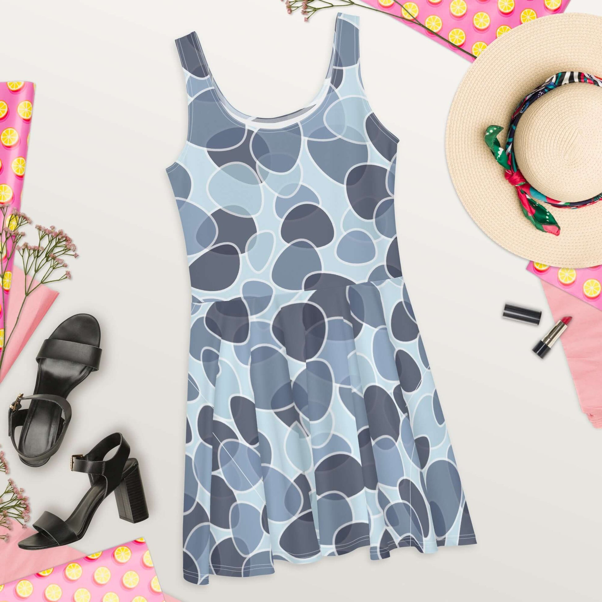 Skater-Kleid N°9 ärmelloses Kleid mit geprägtem Design und ausgestelltem Rock, umgeben von Schuhen und Accessoires auf hellem Hintergrund.