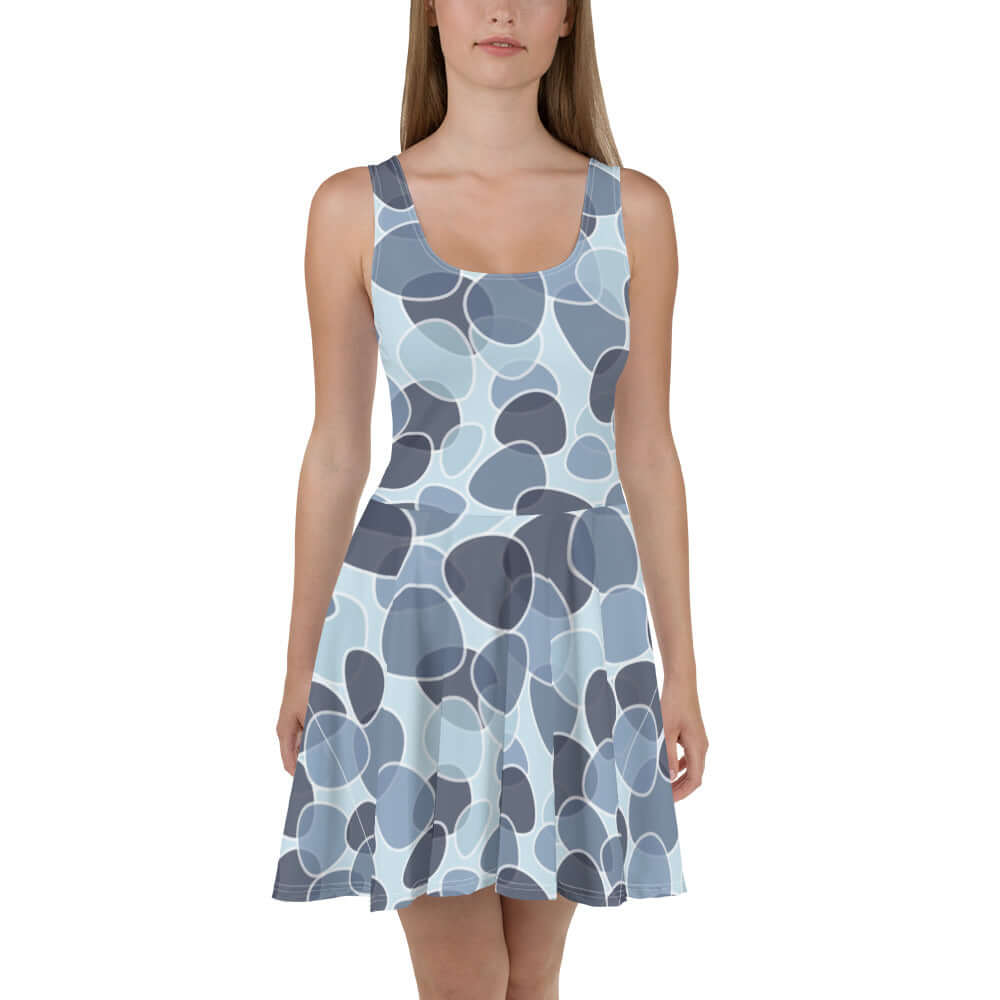 Model wearing Skater-Kleid N°9, sleeveless blue dress with abstract pattern, featuring soft fabric and flared hem.
