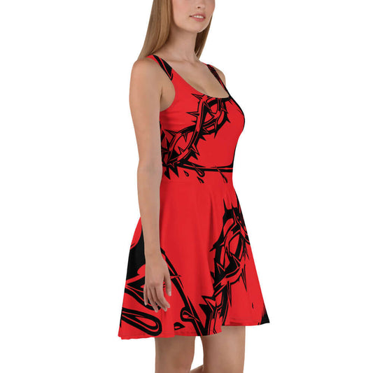 Woman wearing red Skater-Kleid N°8 with sleeveless design and black graphic detail, featuring a flared mid-length skirt.