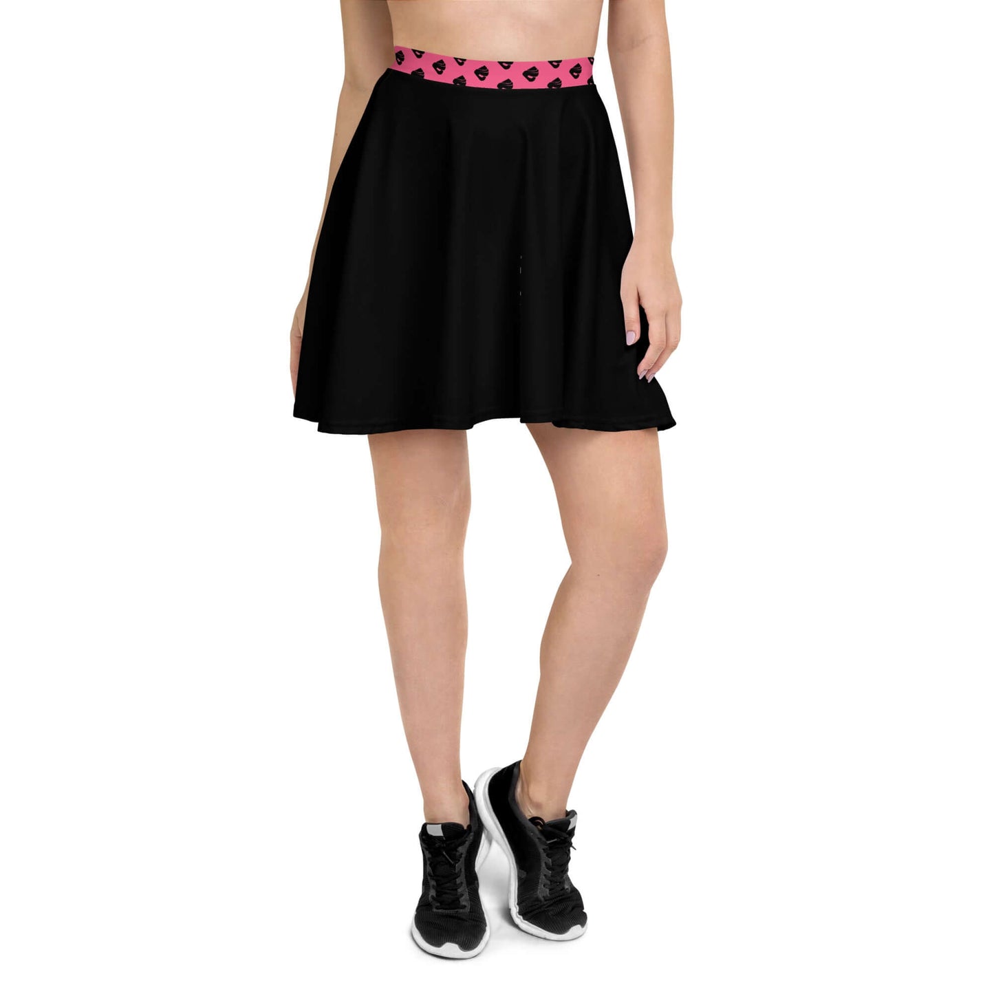 Model wearing Skater-Rock N°10 with black fabric and elastic waistband, mid-thigh length, paired with sneakers.