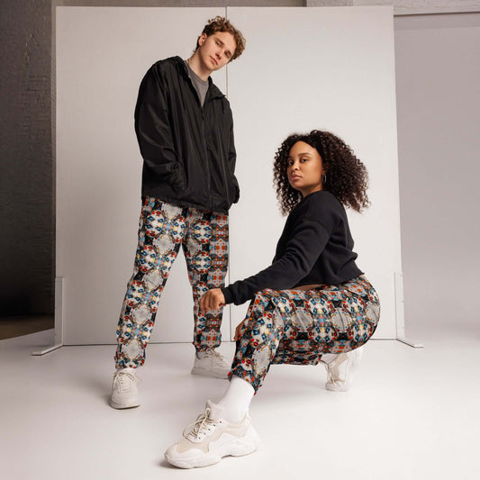 Models wearing Unisex-Trainingshose N°0 styled with black outerwear, showcasing comfort and streetwear fashion.