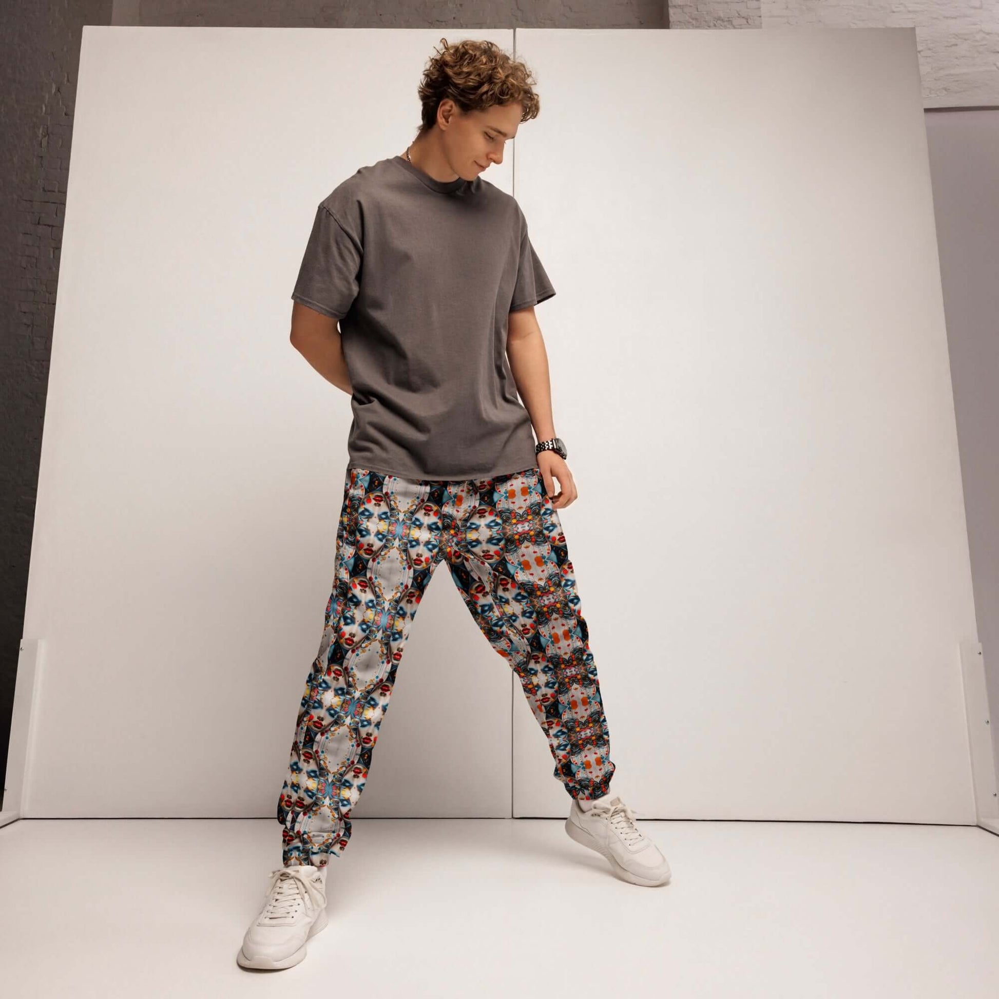 Model wearing colorful Unisex-Trainingshose N°0, highlighting elastic ankle cuffs and water-repellent material for workout or streetwear.