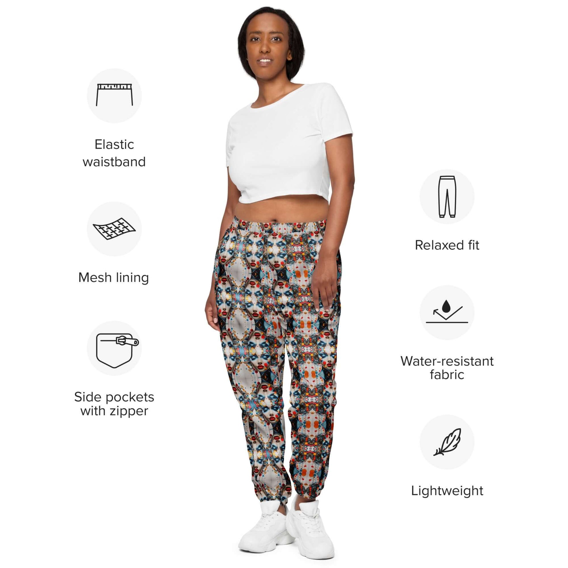 Unisex-Trainingshose N°0 modeled with features: elastic waistband, relaxed fit, mesh lining, water-resistant fabric, side pockets.