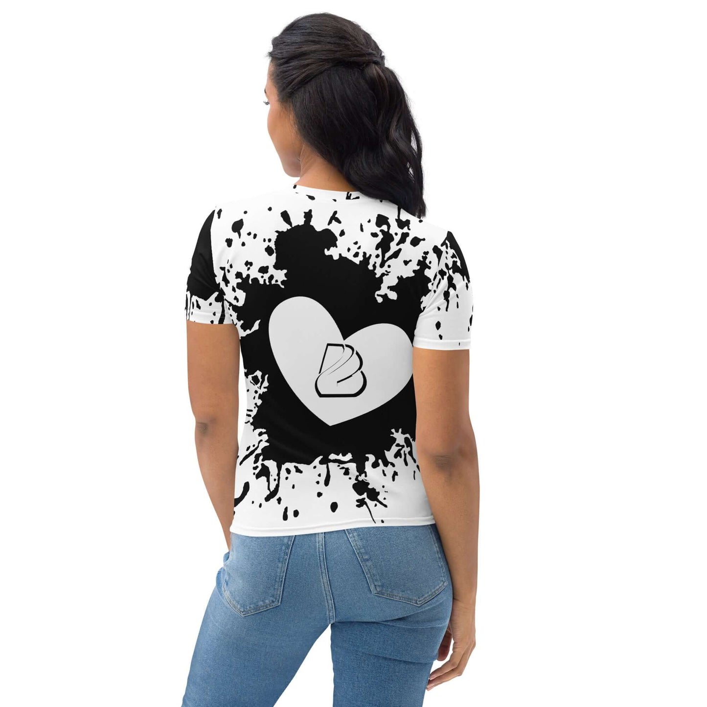 Woman wearing Damen-T-Shirt N°7 with black heart and splatter design, showcasing four-way stretch and comfort.