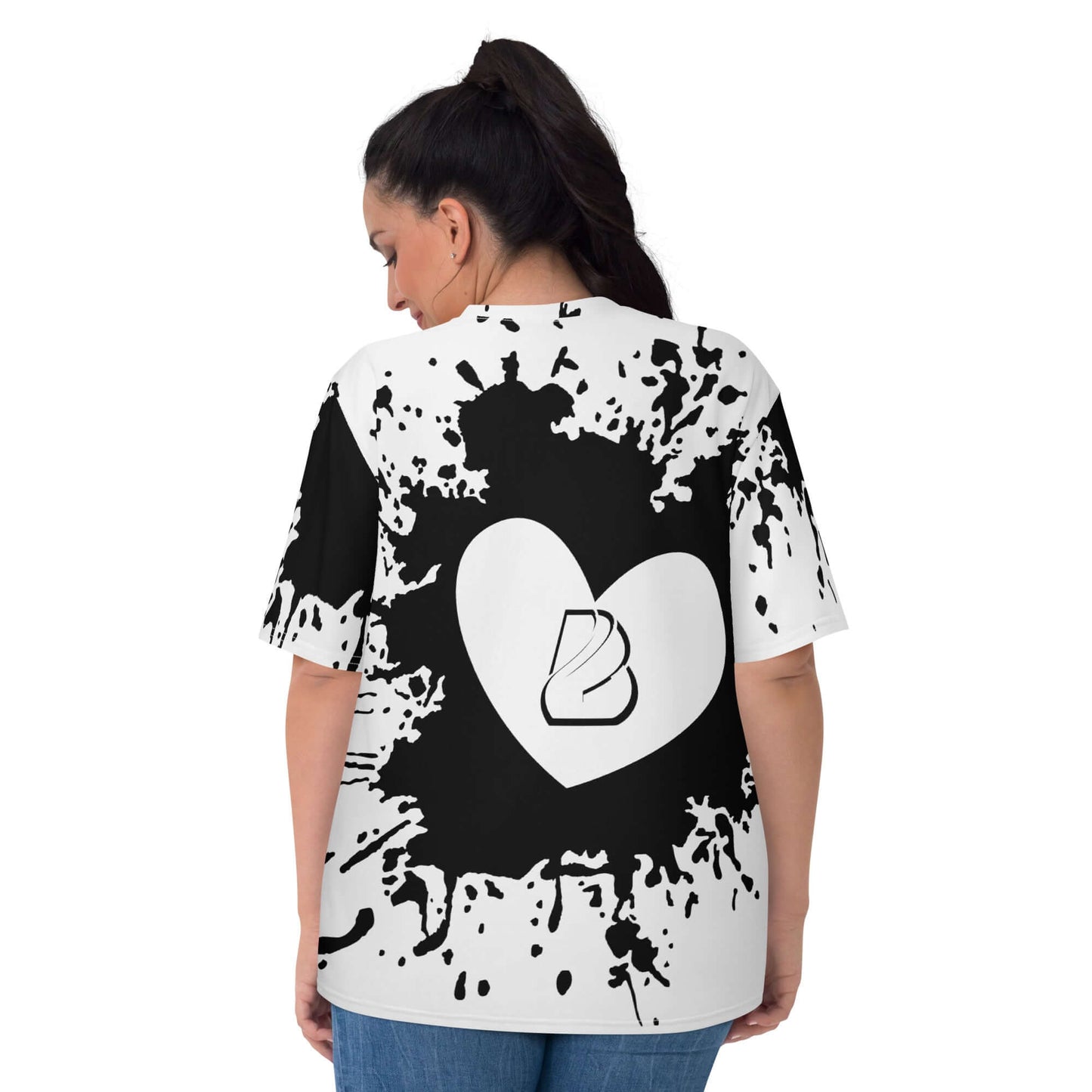Back view of woman wearing Damen-T-Shirt N°7 with black and white heart design and comfortable stretch fabric.