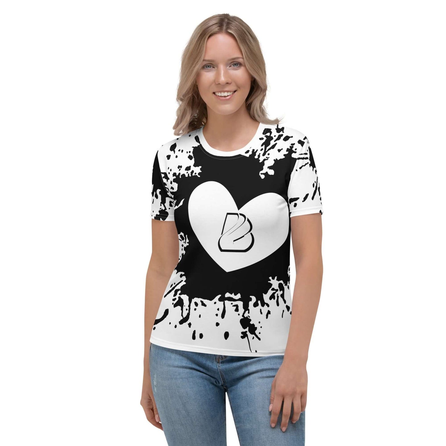 Woman wearing Damen-T-Shirt N°7, featuring a comfortable design with heart graphic, perfect for everyday fashion.