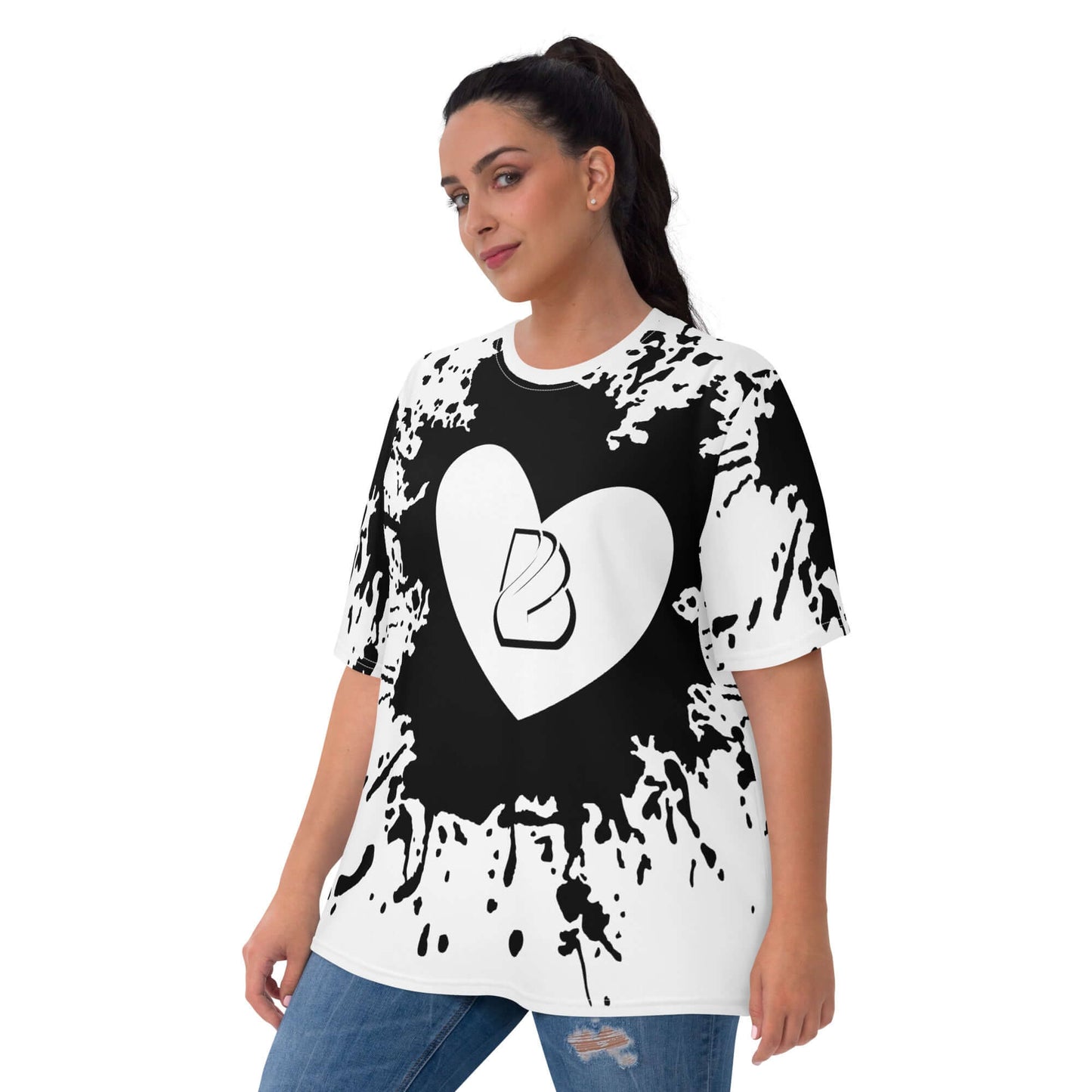Woman wearing Damen-T-Shirt N°7 with black and white heart design, comfortable four-way stretch jersey, casual fashion look