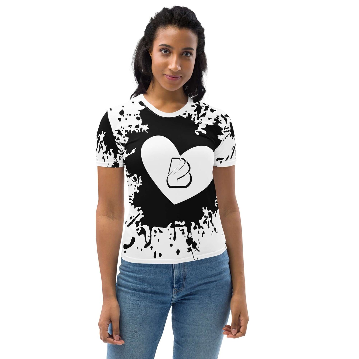 Woman wearing Damen-T-Shirt N°7 with heart pattern, comfortable cotton-polyester blend, four-way stretch fabric, black and white design.