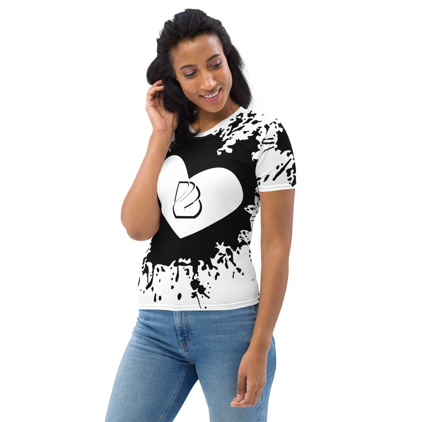 Damen-T-Shirt N°7 - Frau trägt ein schwarz-weißes Shirt mit Herz-Design, aus dehnbarem Baumwoll-Polyester-Material.