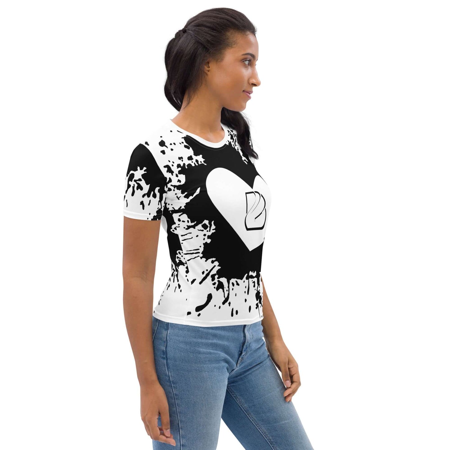 Woman wearing Damen-T-Shirt N°7 with heart design, black and white art print, comfortable and stretchy fabric.